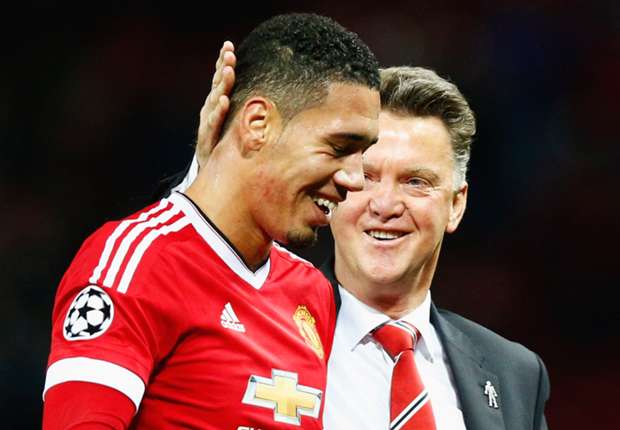 chris-smalling-louis-van-gaal_19vqrozoysl861l6na6l4t0wz2.jpg