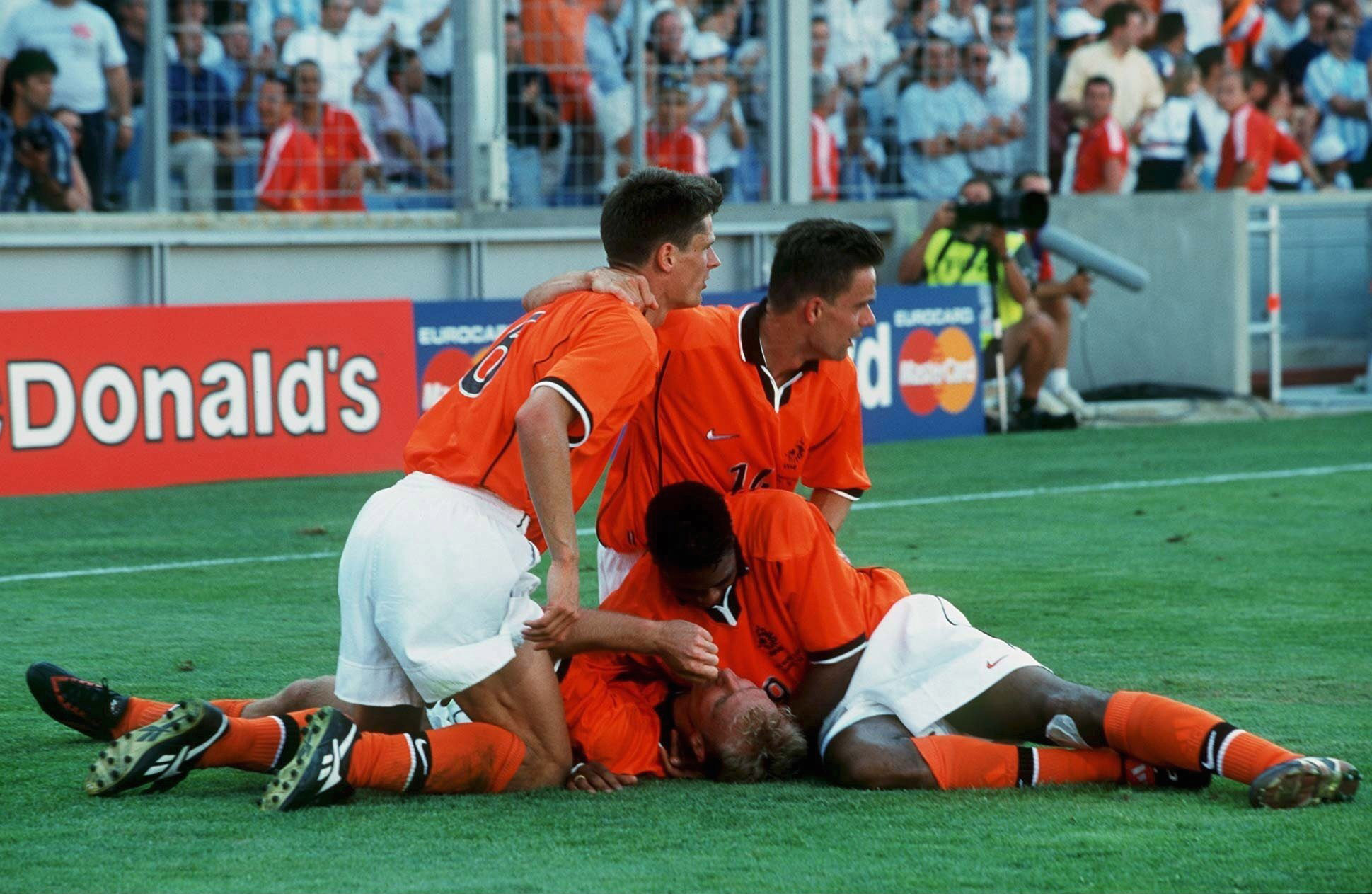 Goal Retro Dennis Bergkamp, Ketika Tarian The Iceman Perdaya Tim Tango Goal Retro Dennis Bergkamp, Ketika Tarian The Iceman Perdaya Tim Tango