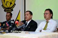 Malaysian FA secretary-general Hamidin Amin (middle) and Malaysia head coach Ong Kim Swee (right) 2016