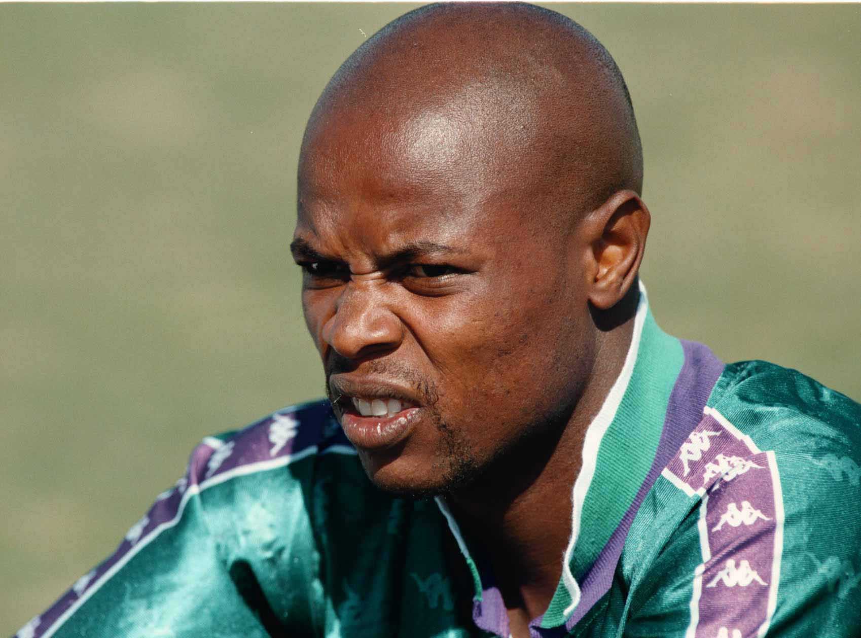 Lutto nel mondo del calcio: morto l’ex Bari Phil Masinga Lutto nel mondo del calcio: morto l’ex Bari Phil Masinga