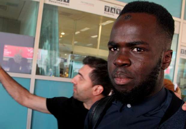 cheick-tiote-at-istanbul-airport_pqj0yr28bj6e1iia7bjp89snd.jpg