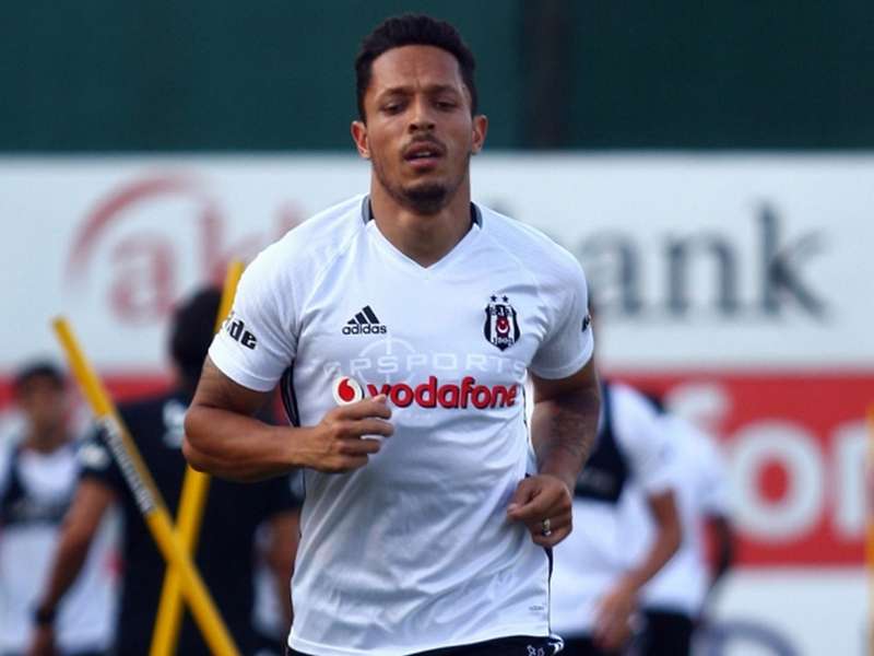 Diario "Arde turco" Adriano-besiktas_kahiehshjsw618enj6hqycna4