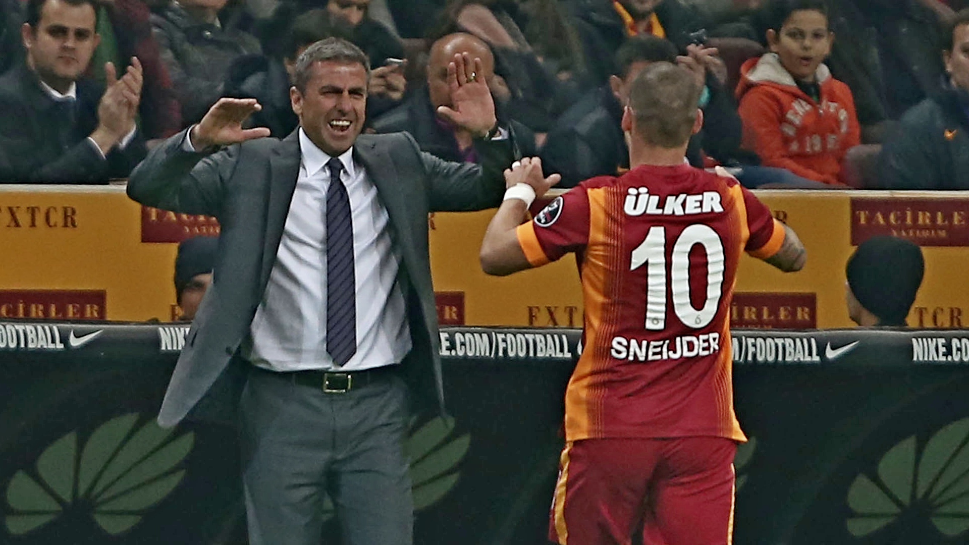 hamzaoglu-and-sneijder-galatasaray_nkddvius0rol1csxnaiaiqv9r.jpg