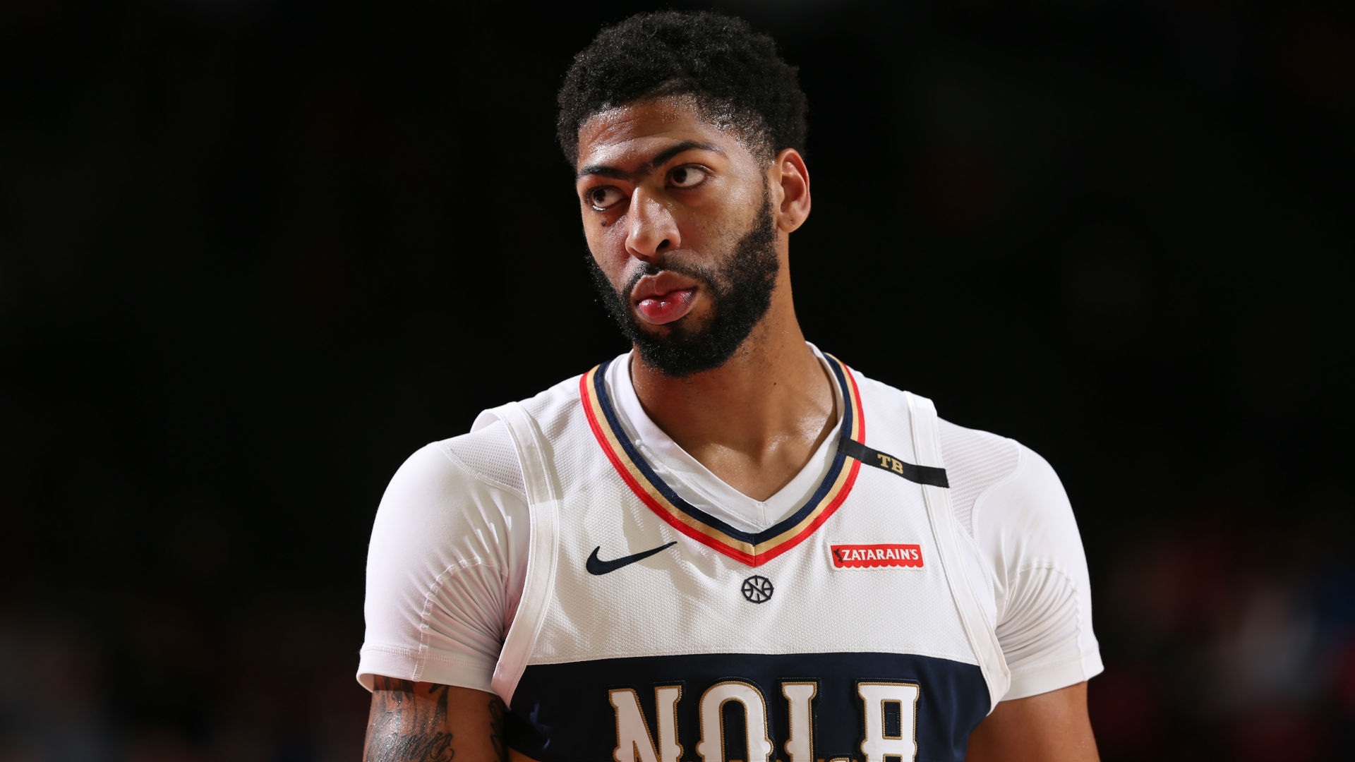 anthony davis scores 32 points, sits in the fourth quarter in