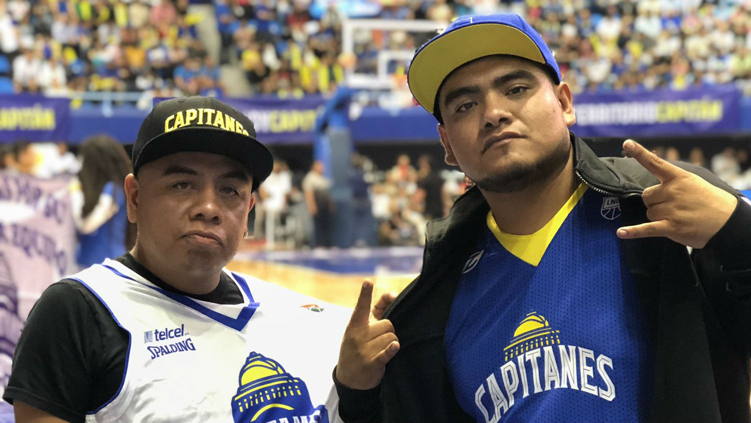 Aczino apoyando a Capitanes