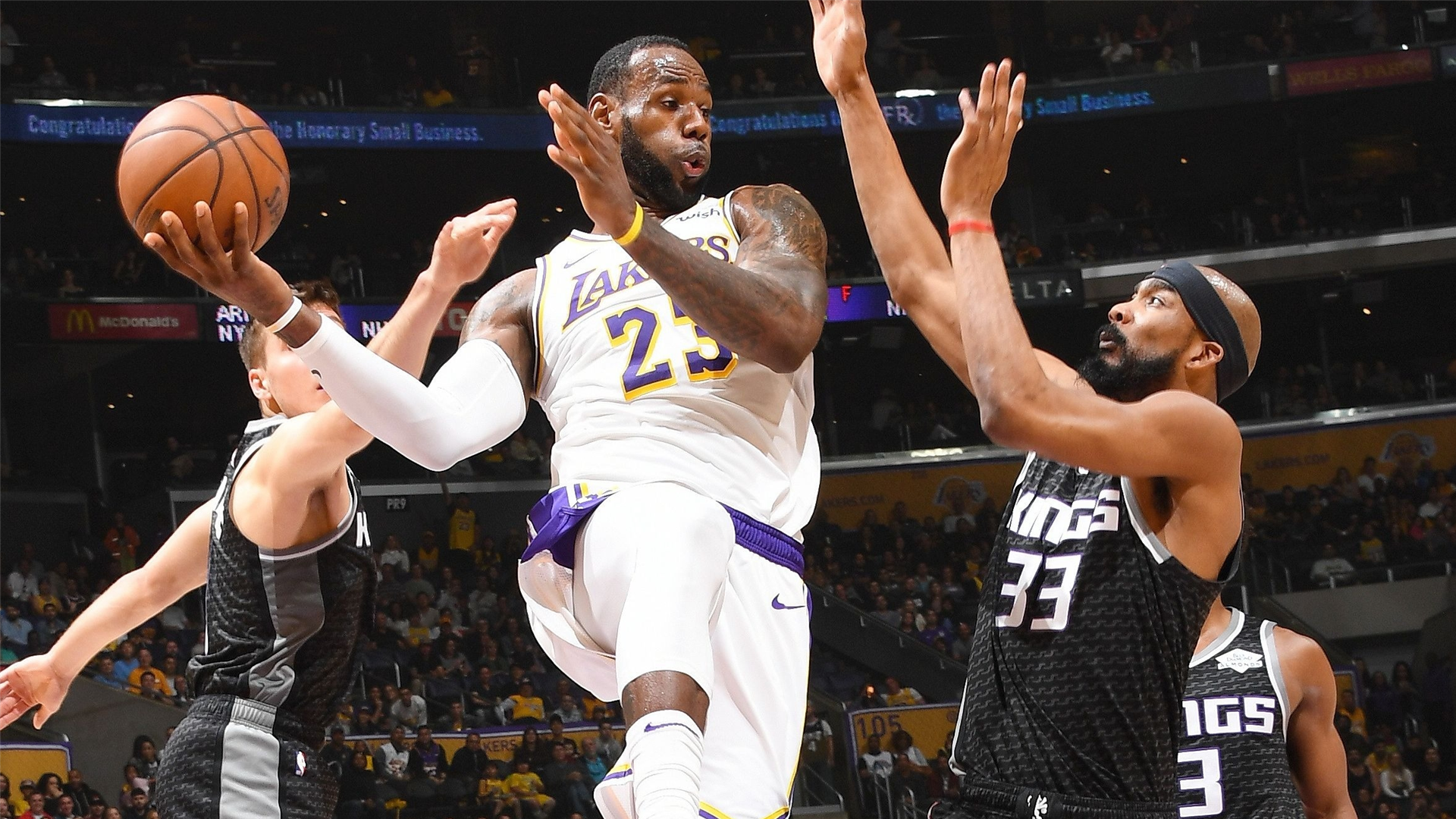 Los Angeles Lakers snap losing streak, beat Sacramento ...