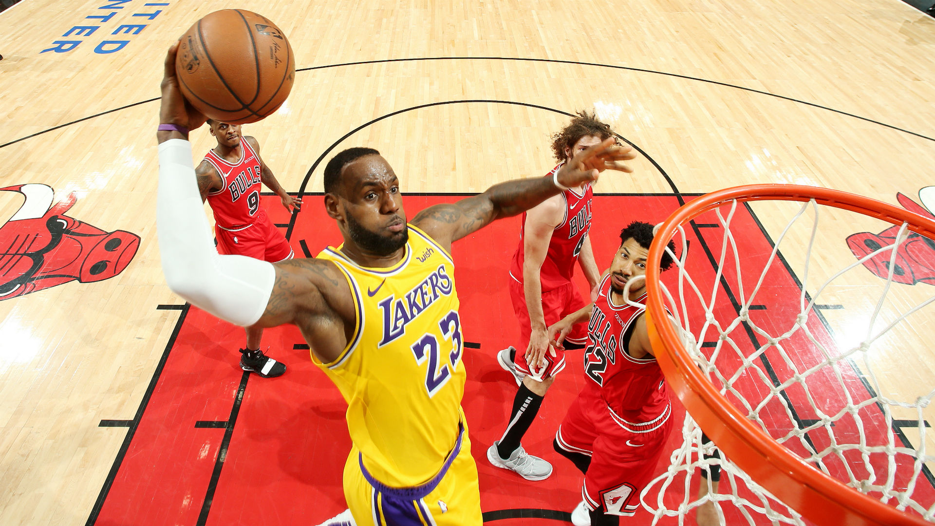 LeBron James steals the show with two big dunks in Lakers win over Bulls | NBA.com