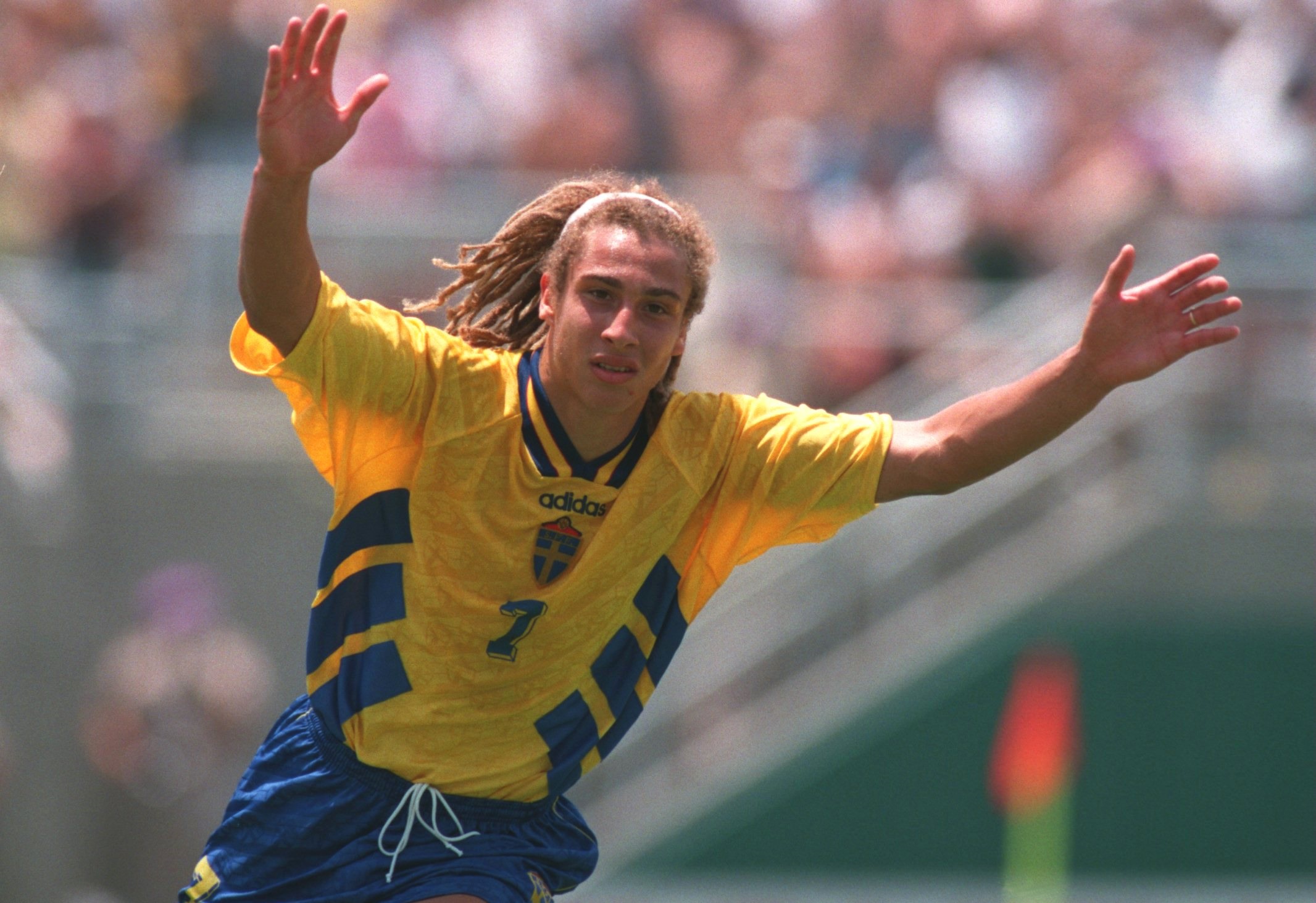 henrik-larsson-sweden-bulgaria-1994-fifa-world-cup_1avs8fdo7ekry131u1fyp2eqq7.jpg