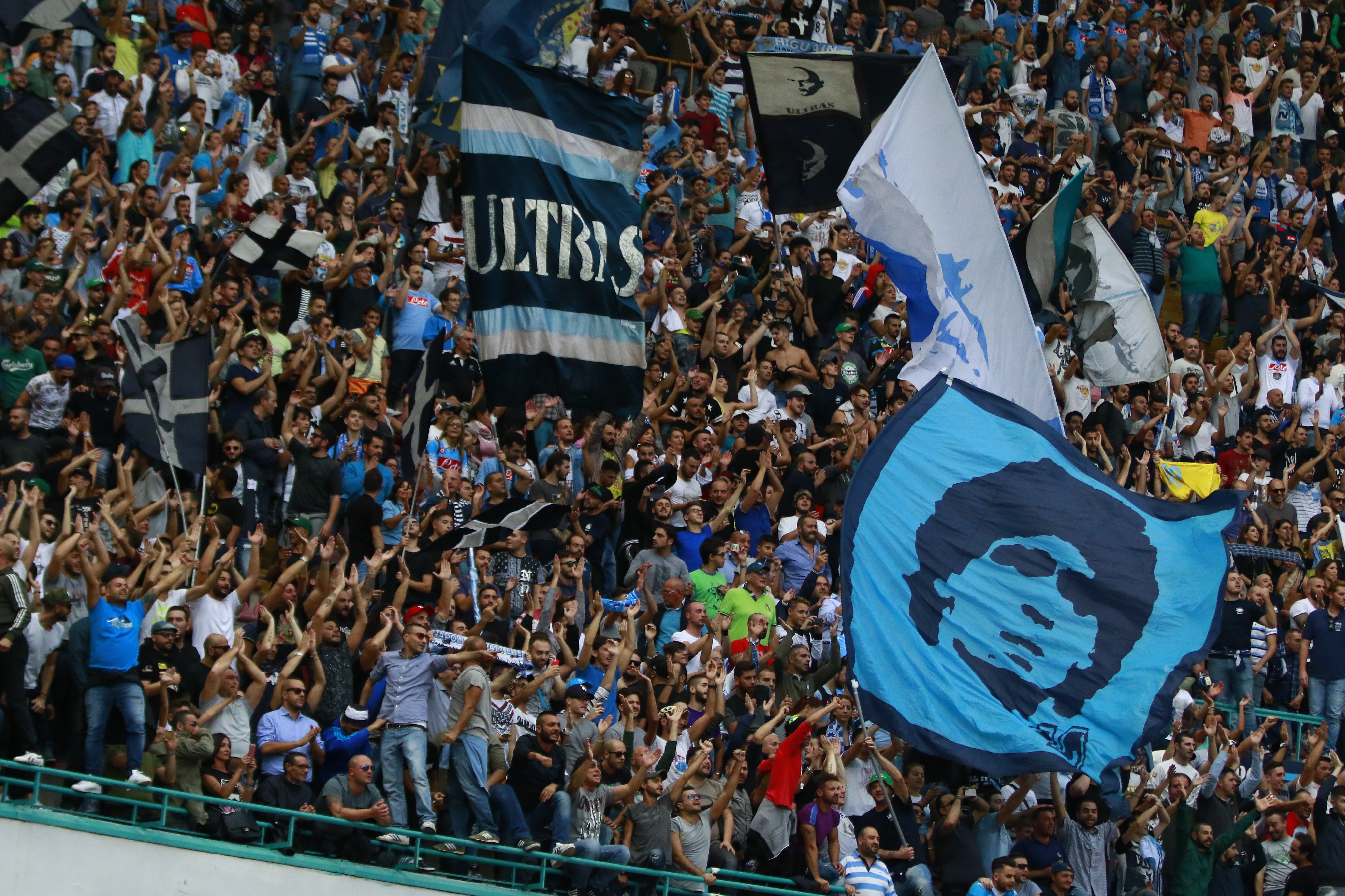 Napoli. Feriti tifosi del Manchester e un ristoratore Napoli. Feriti tifosi del Manchester e un ristoratore