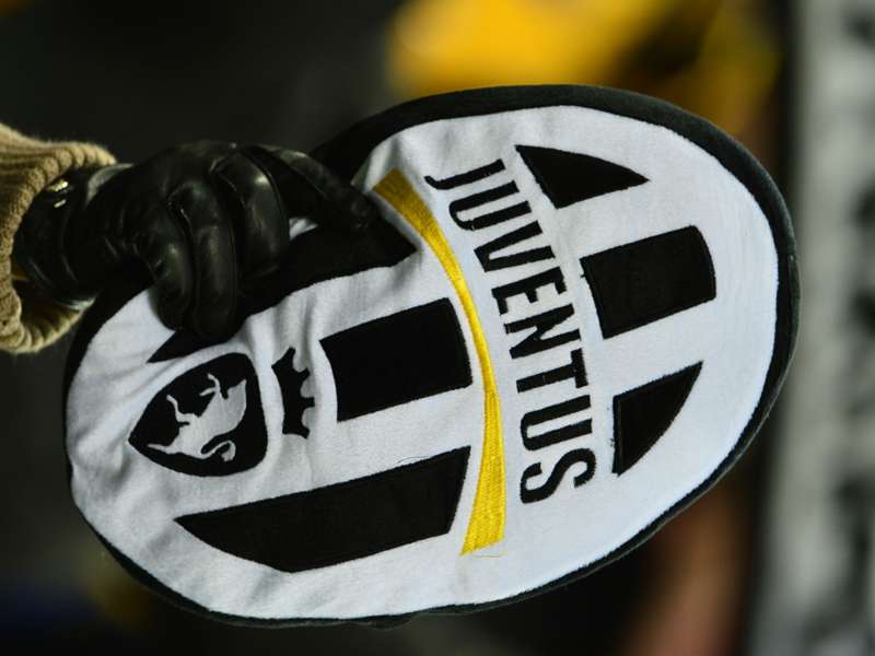 Fan tätowiert Juventus-Logo - einen Tag vor der Änderung ...
