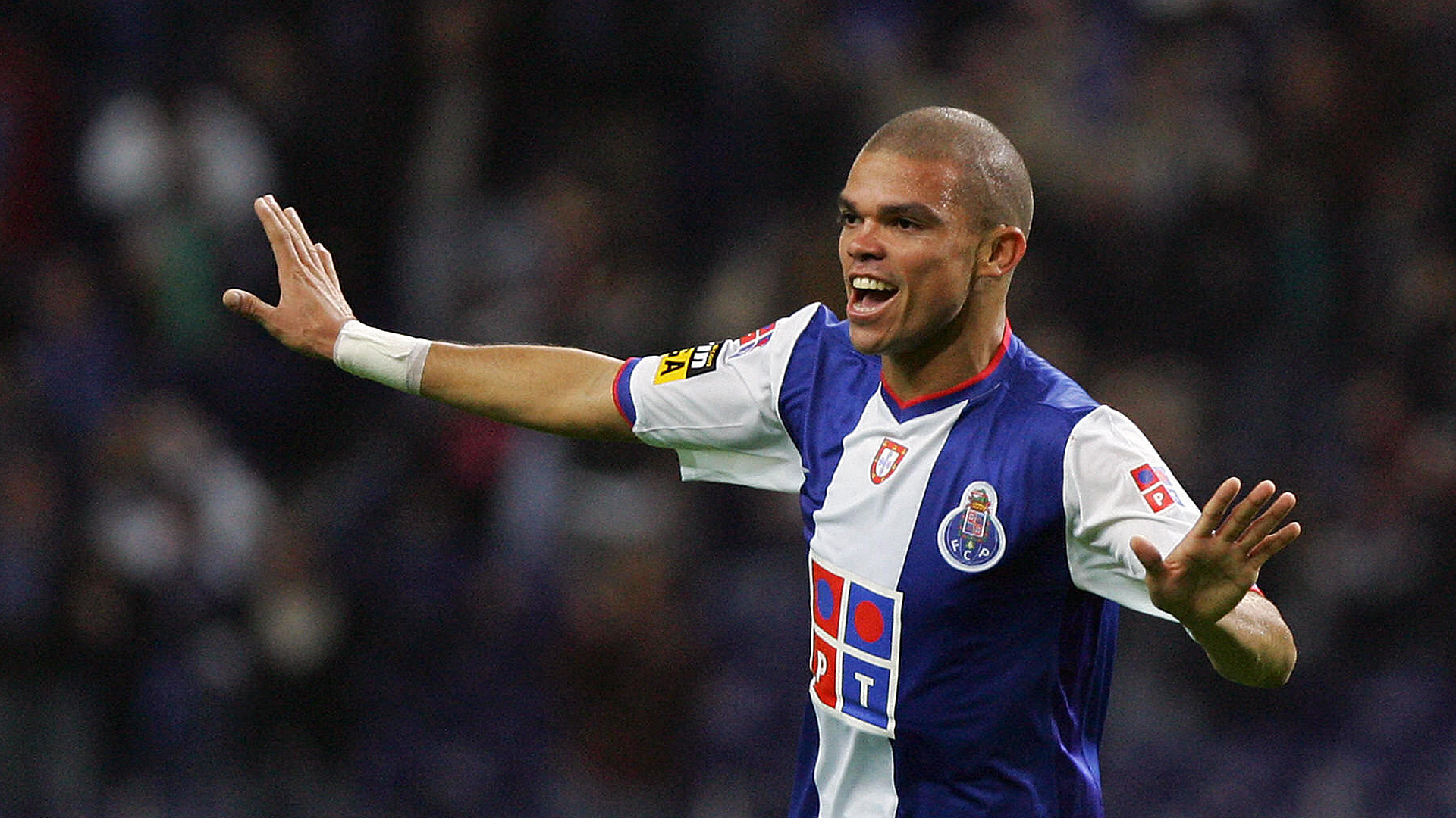 BÌNH LUẬN: Pepe - "Gã đồ tể"... đáng thương | Goal.com