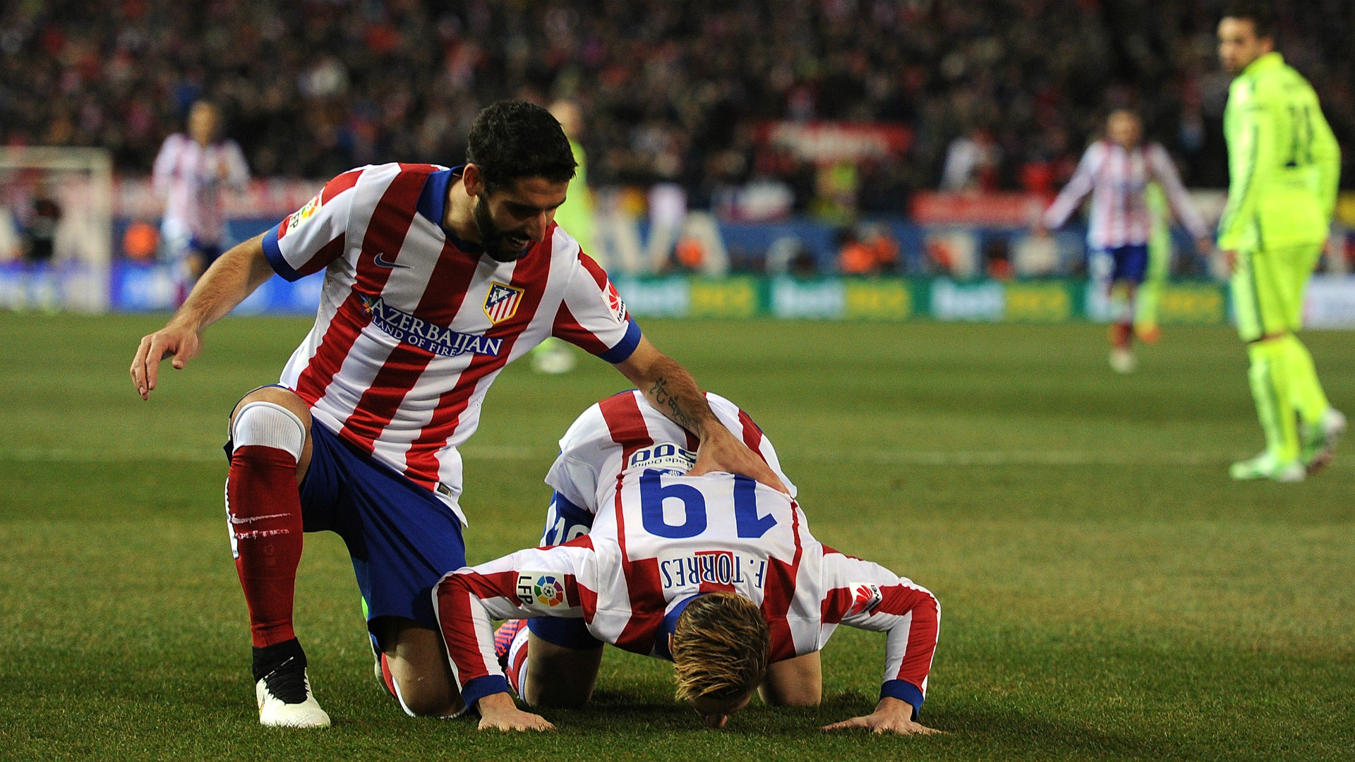 Fernando Torres kissing the Vicente Calderon's grass after scoring ...