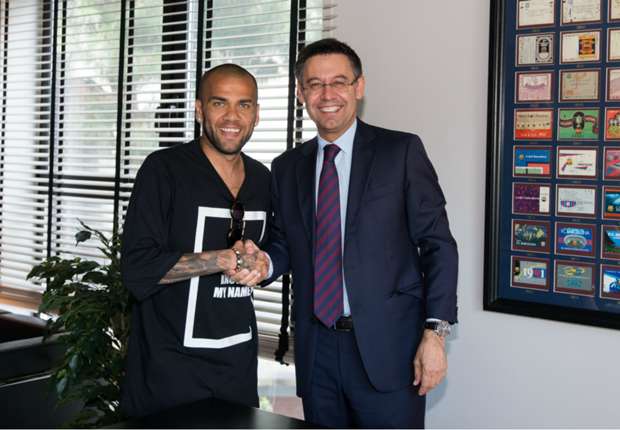 dani-alves-josep-maria-bartomeu-fc-barcelona-06092015_1g7fxfyu0exyj1cwifll6etgh6.jpg