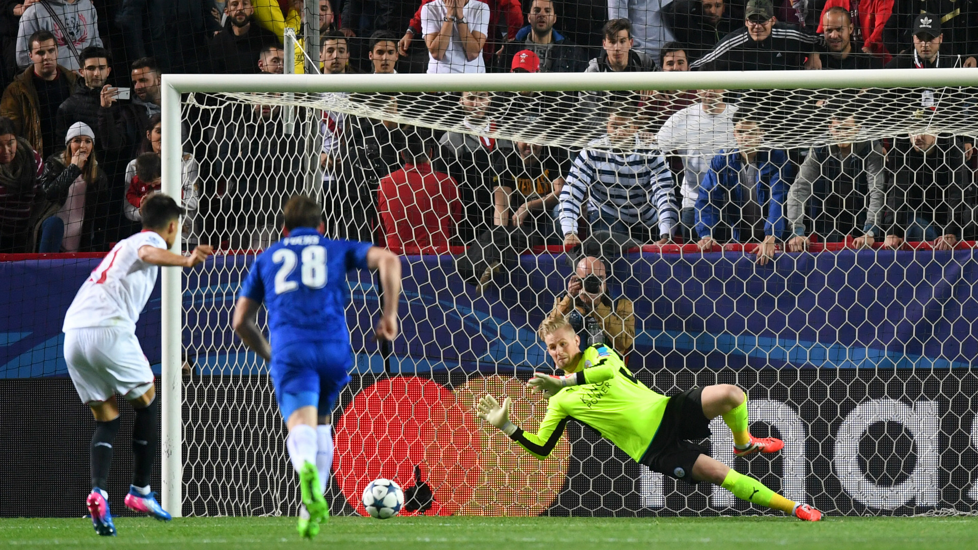 Joaquin Correa Kasper Schmeichel Sevilla Leicester Champions League