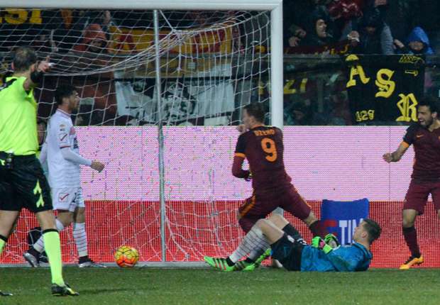 dzeko-carpi-roma_7hpcoj6pnu4u1lgxa3zbsgcv7.jpg