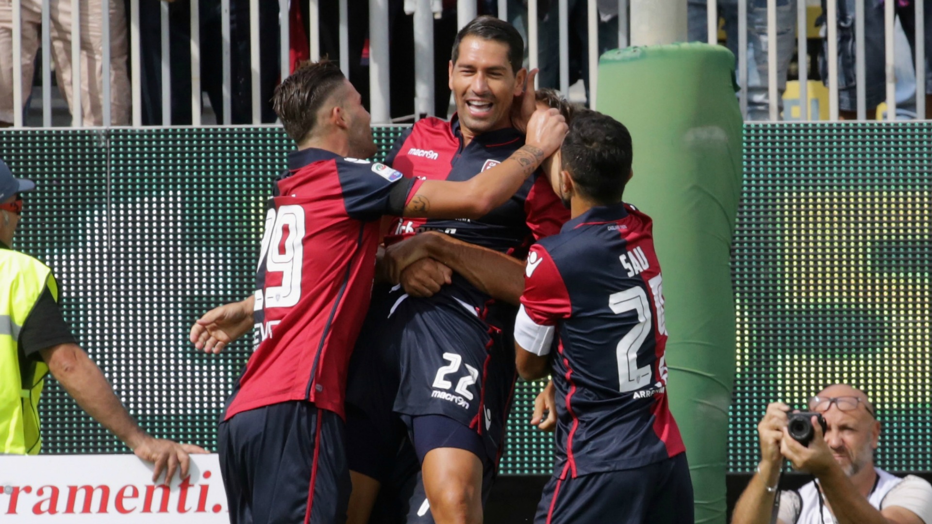 Niente vacanza, Borriello compra tre defibrillatori Niente vacanza, Borriello compra tre defibrillatori