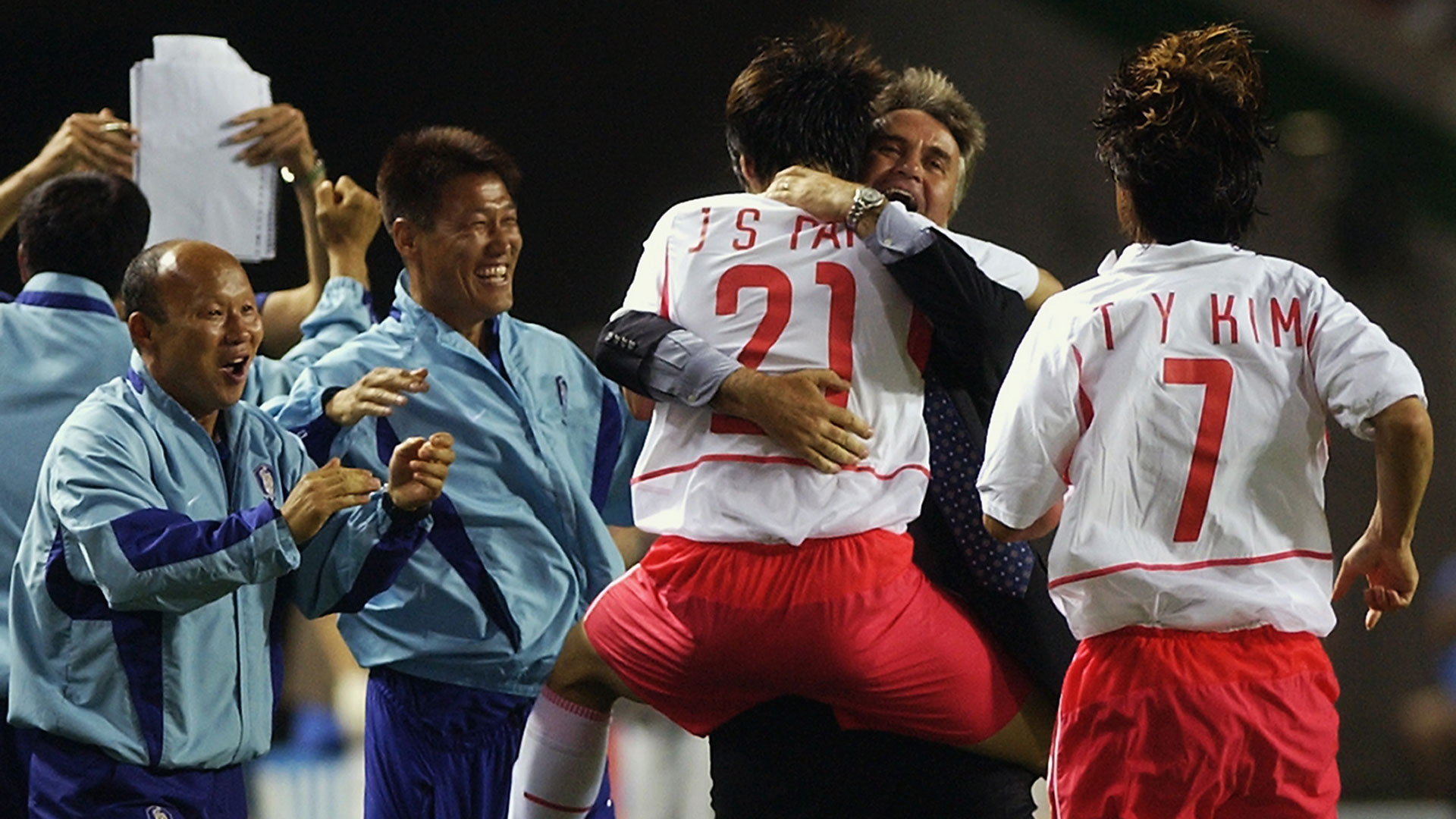 gus-hiddink-park-ji-sung-korea-republic-2002-fifa-world-cup_udy4ysljj4yw1uflvd28sg4ae.jpg