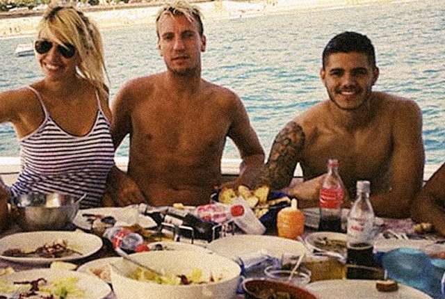 Maxi Lopez-Wanda Nara, scintille al telefono: "Str ...
