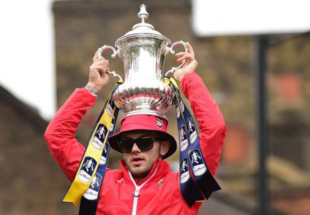 jack-wilshere-arsenal-fa-cup-trophy-parade-31052015_11wf8accw7cp01u8x85ncjjmyo.jpg