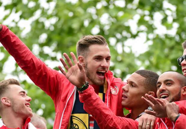 aaron-ramsey-kieran-gibbs-theo-walcott-arsenal-fa-cup-trophy-parade-31052015_aziprawp0xa01pb73hzgqw45t.jpg