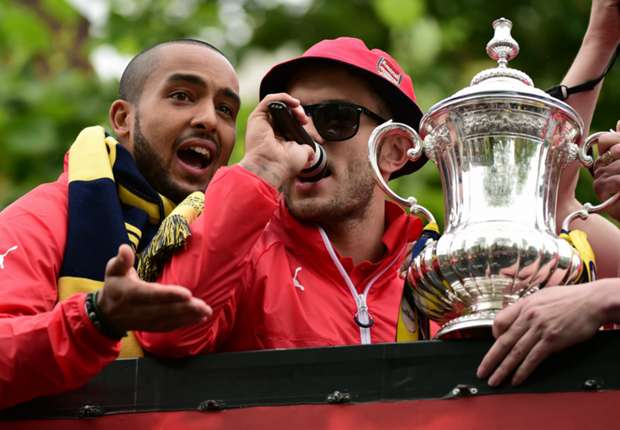 jack-wilshere-theo-walcott-arsenal-fa-cup-trophy-parade-31052015_h6d22yxkvgoj1gv8ewqsxcjnx.jpg