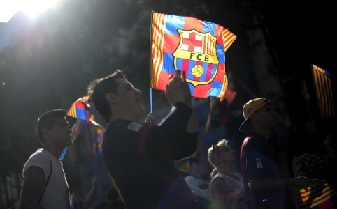لماذا يتواجد علم إنجلترا في شعار برشلونة وميلان؟ | Goal.com