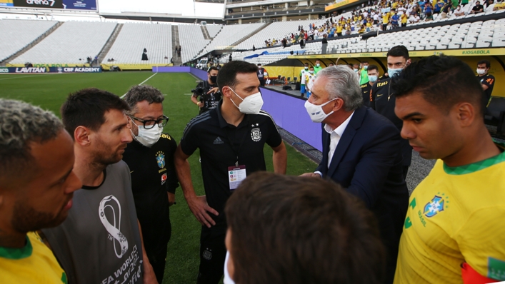 Tite talking to Lionel Scaloni after the suspension of Brazil's match with Argentina