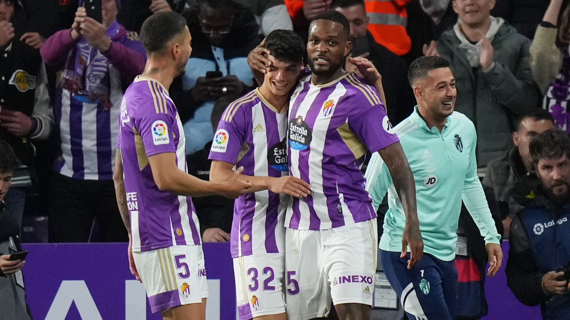 Real Valladolid celebrate Cyle Larin's goal