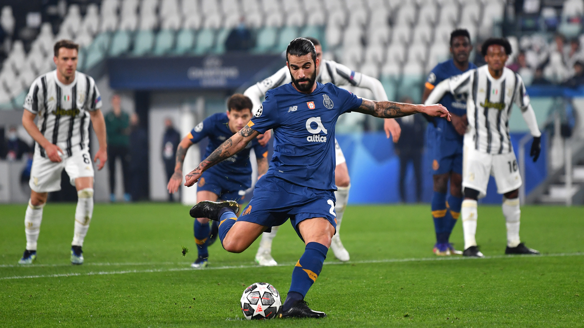 Sergio Oliveira scores for Porto against Juventus