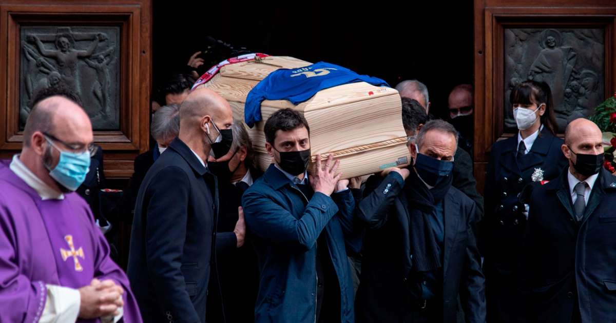 Thousands Pay Their Respects As Paolo Rossi S Funeral Is Held In Vicenza Italy's former football player antonio cabrini (right) and the son of paolo rossi, alessandro rossi (left), carry the coffin of the late italian football player during his funeral at the santa maria annunciata. paolo rossi s funeral is held in vicenza