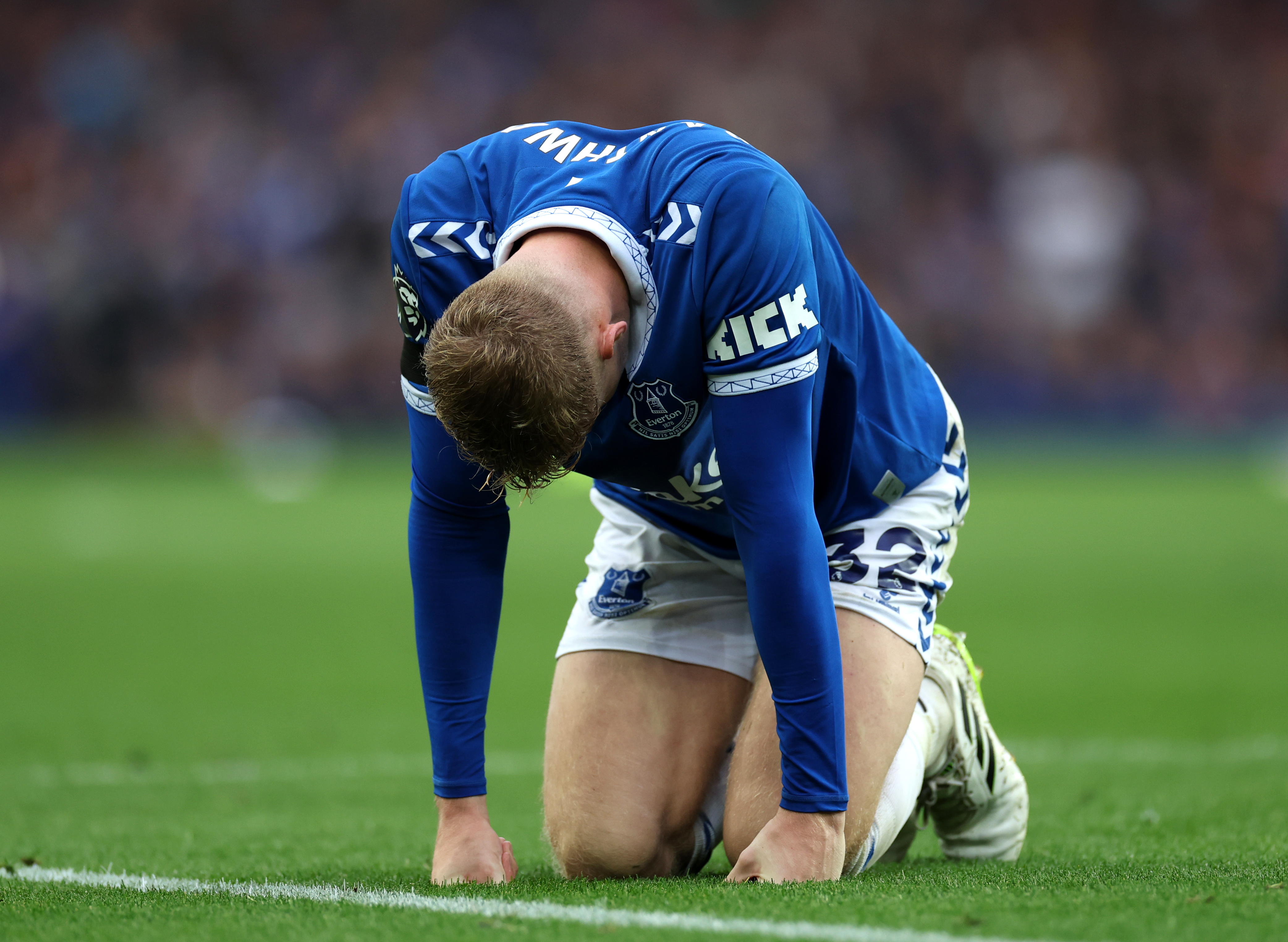 Leandro Trossard fires unconvincing Arsenal to rare away victory at Everton