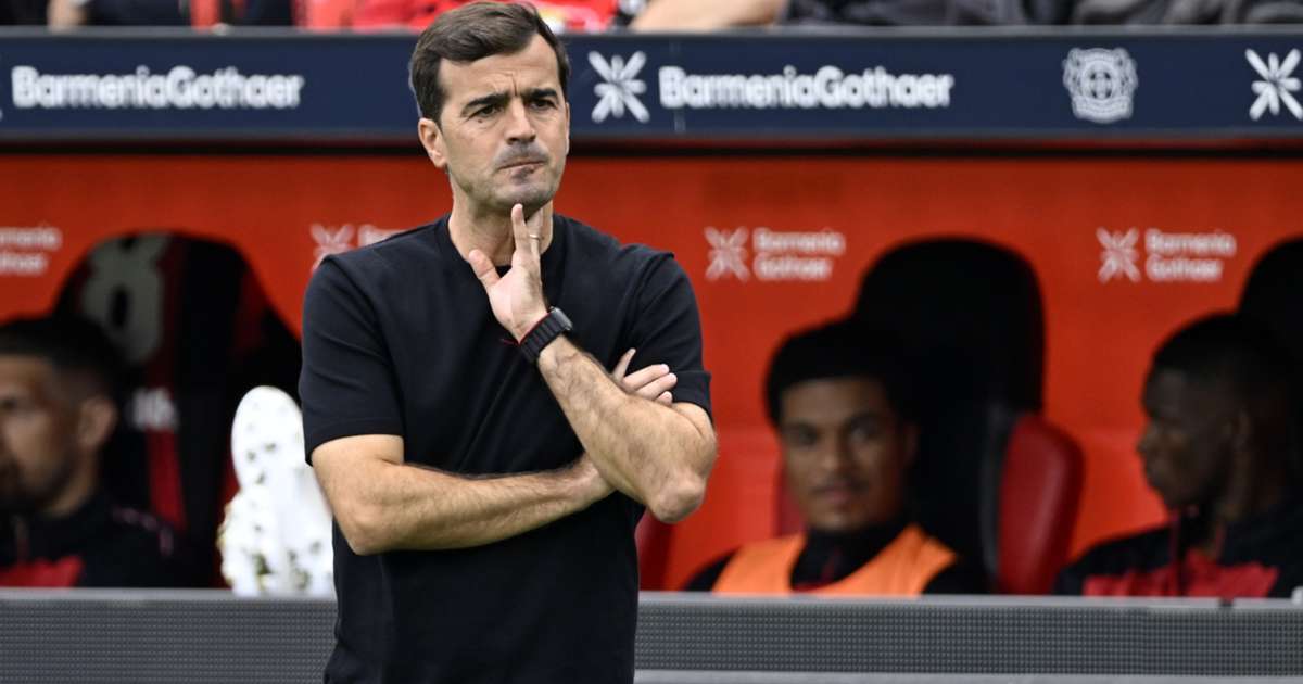 Bayer Leverkusen head coach Carles Martinez