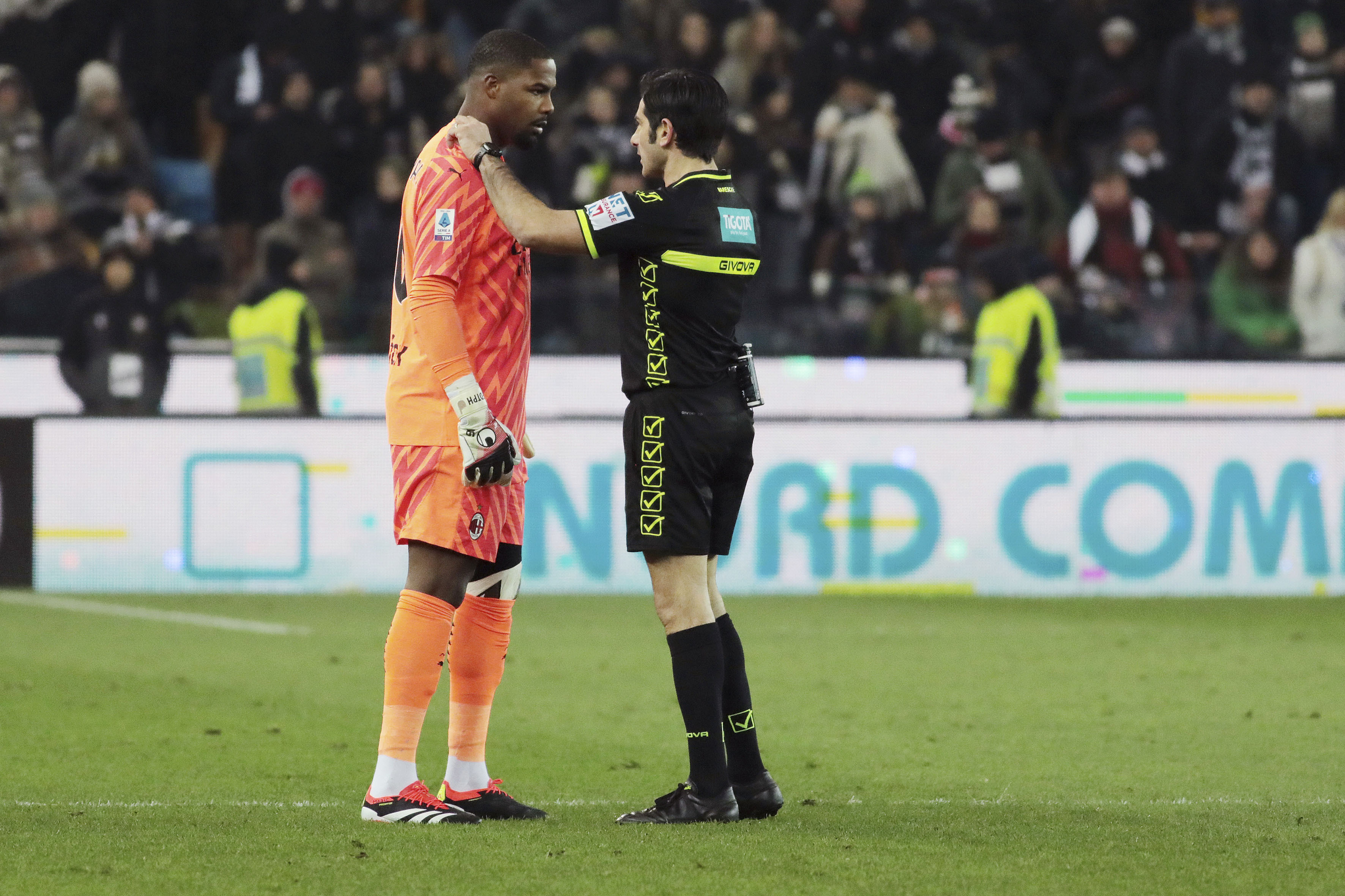 Referee Fabio Maresca (right) speaks to AC Milan’s Mike Maignan during the game at Udinese (Andrea Bressan