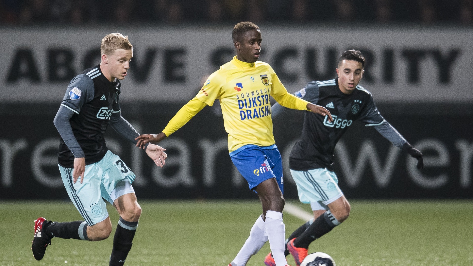 Van de Beek honours Nouri with Man United number choice