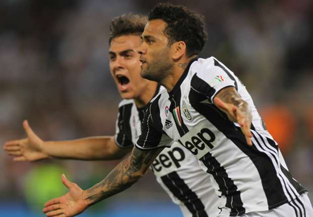 Dani Alves celebrates with Paulo Dybala in the Coppa Italia final