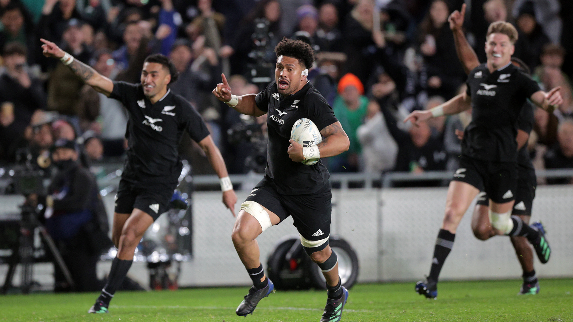 Ardie Savea bagged a double in victory for New Zealand