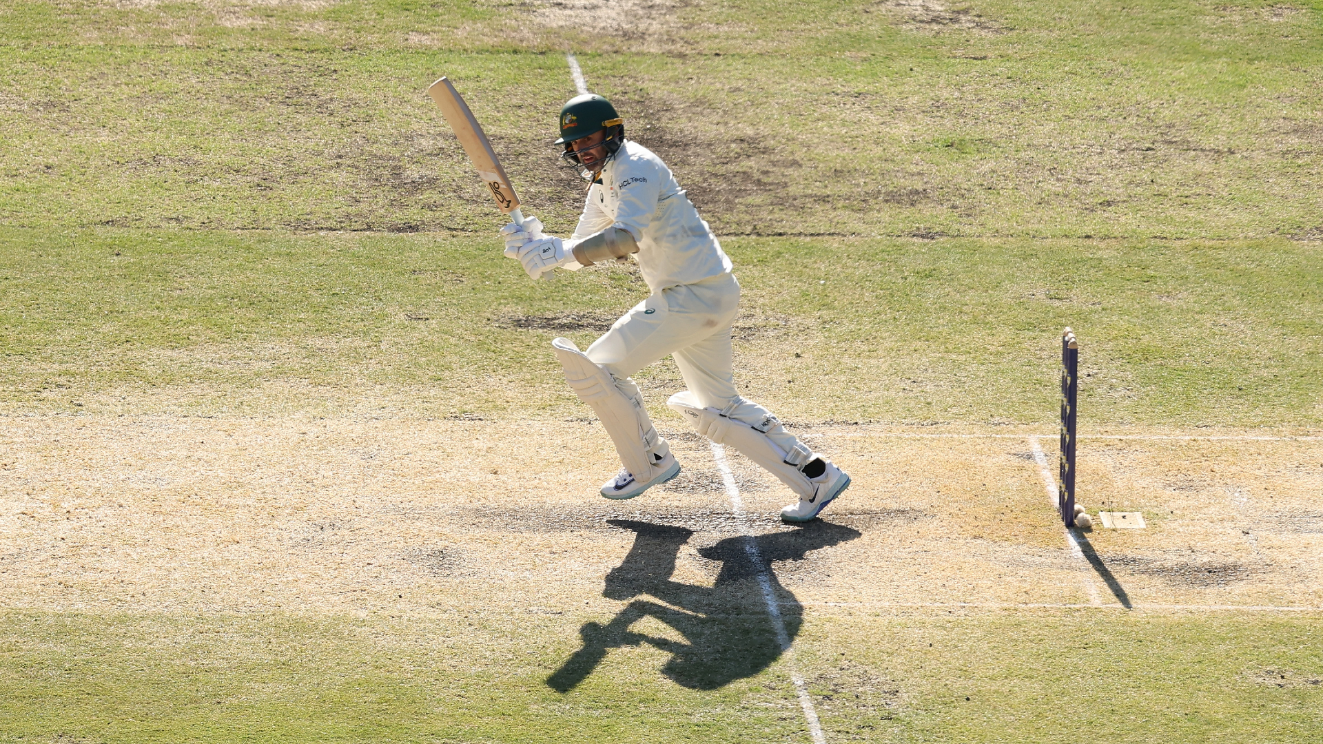 Lower-order runs keep Australia on top against India