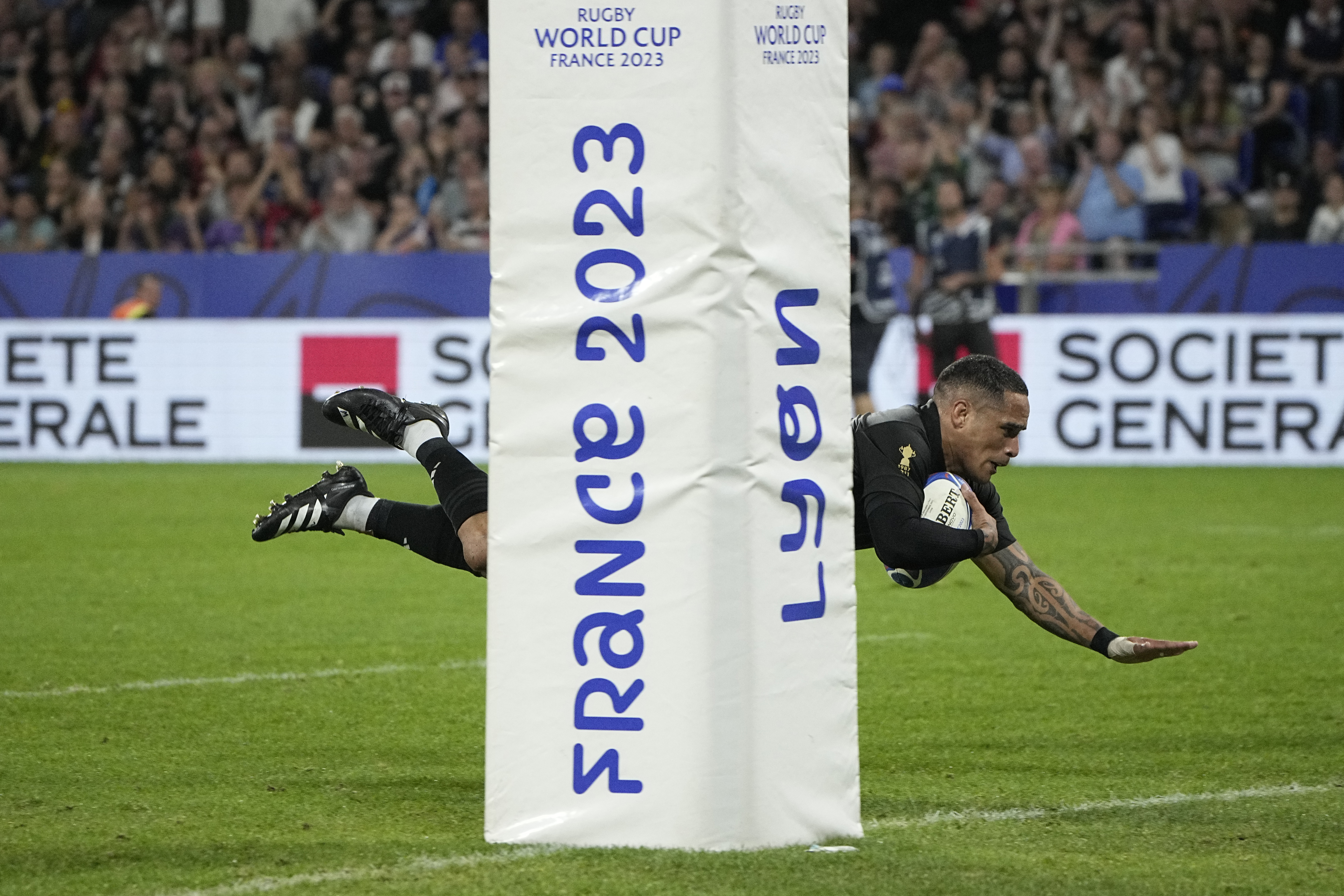 Aaron Smith scored a hat-trick of tries