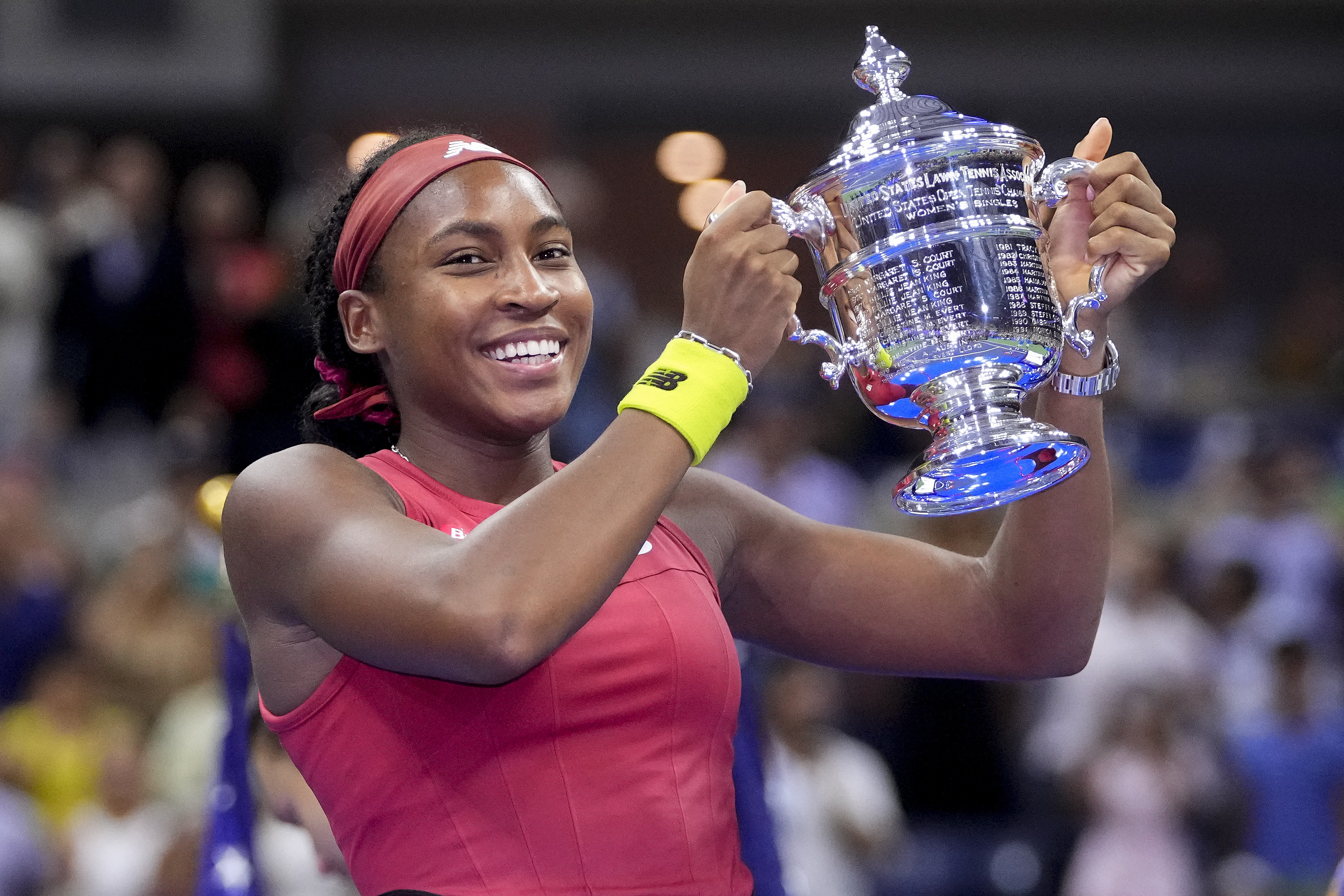 Coco Gauff holds the US Open trophy