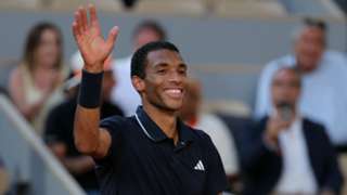 French Open: Auger-Aliassime into quarter-finals after big-serving win over Tabilo