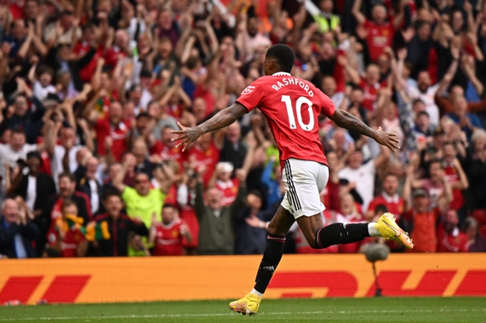 Marcus Rashford celebrates after restoring Manchester United's lead against Arsenal