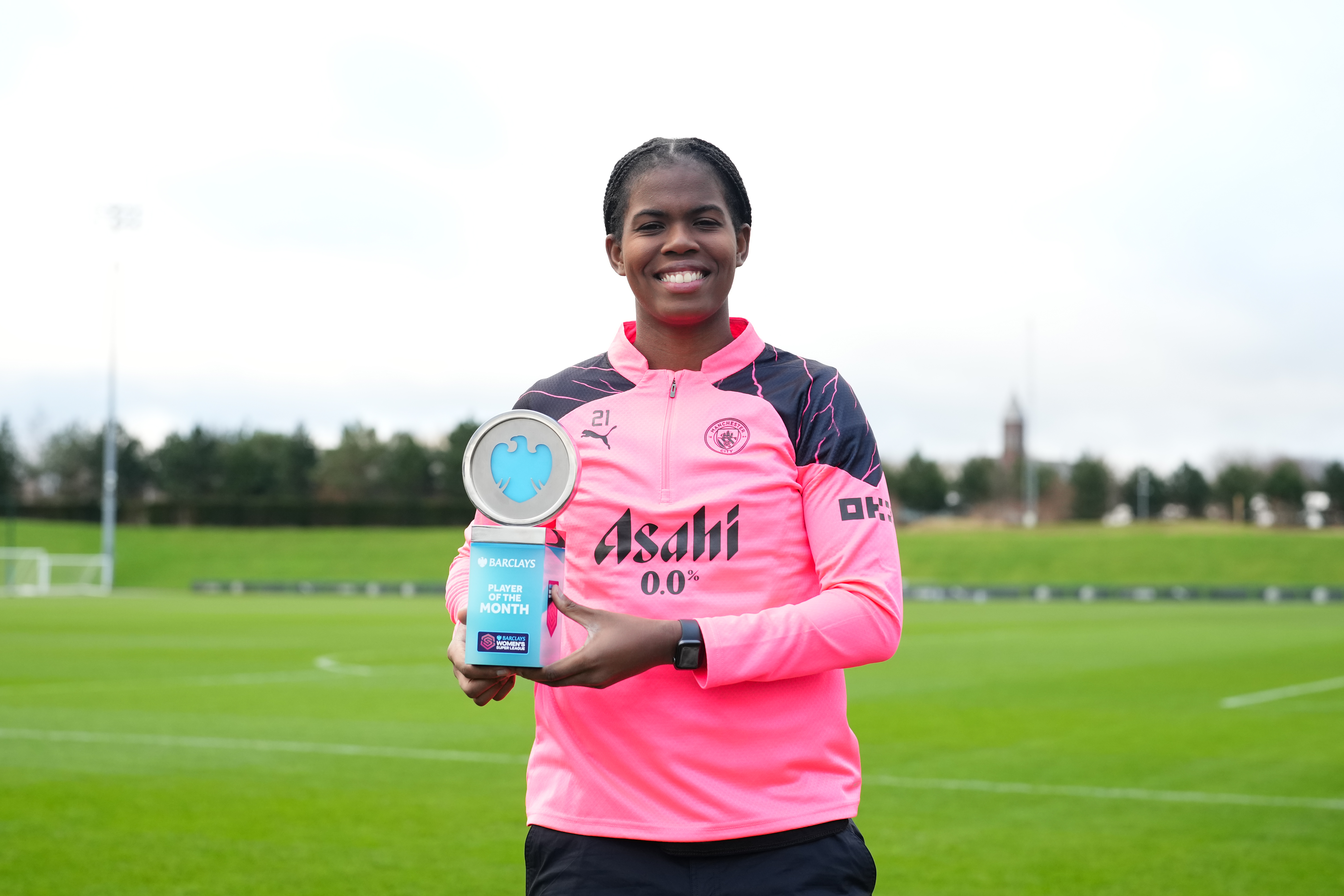Khadija Shaw with the Barclays Player of the Month award for December ( Isaac Parkin/Manchester City/Barclays)