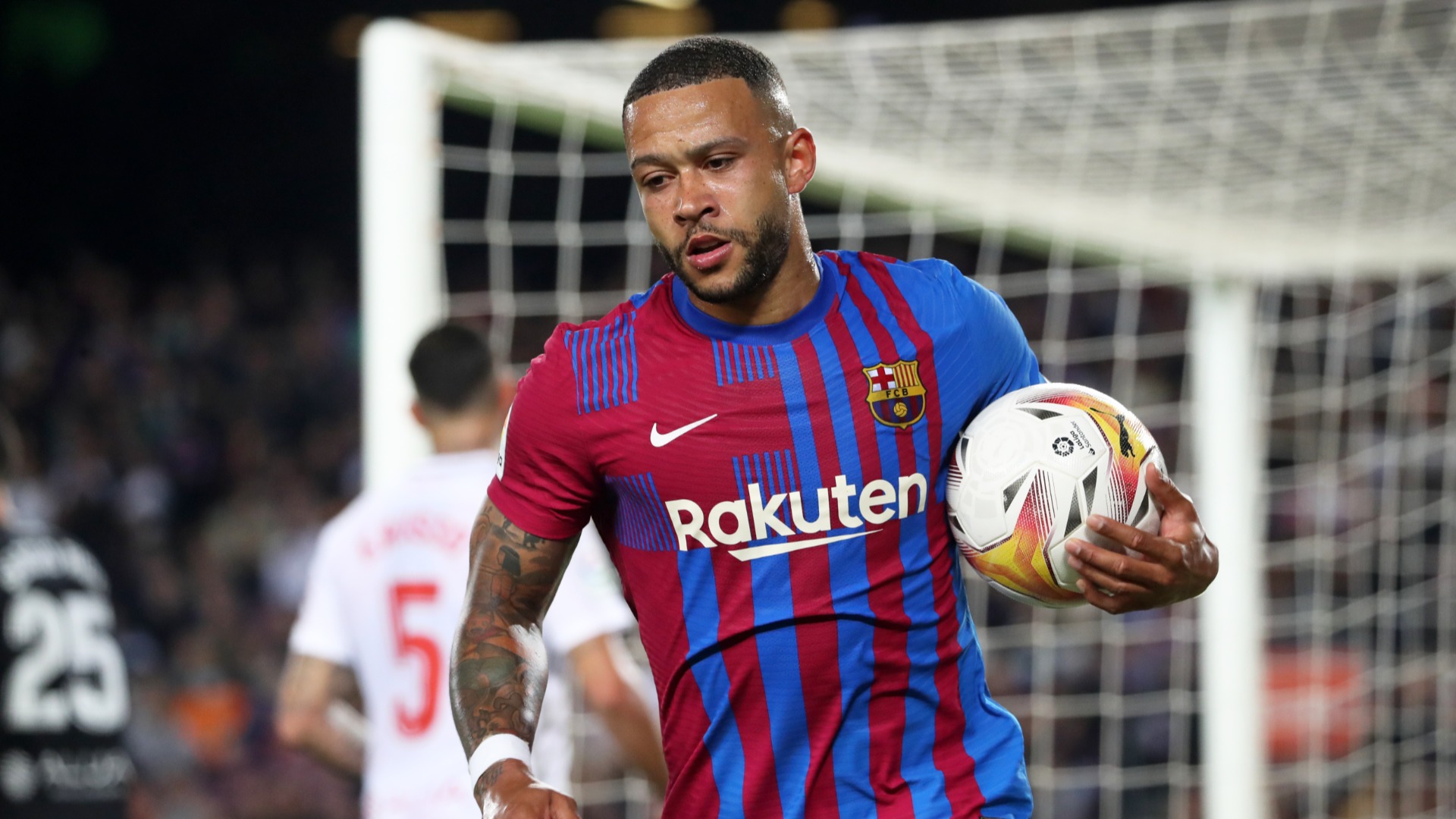 Memphis Depay is demanding that Barcelona let him leave on a free transfer in January