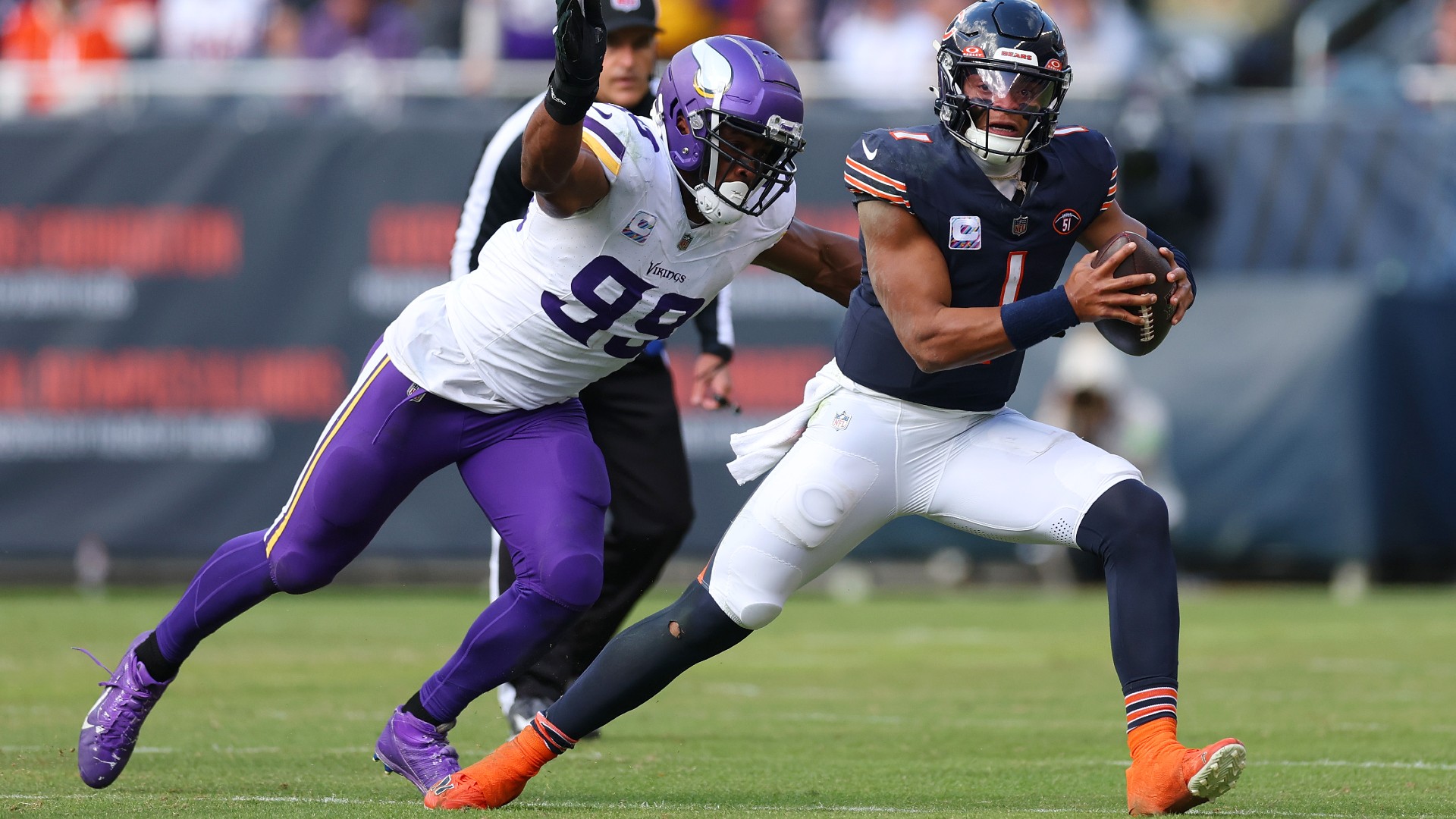 Fields hurts hand in Bears' loss to Vikings