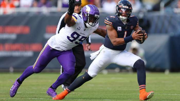 Fields likely to miss Bears' game vs. Raiders due to dislocated right thumb
