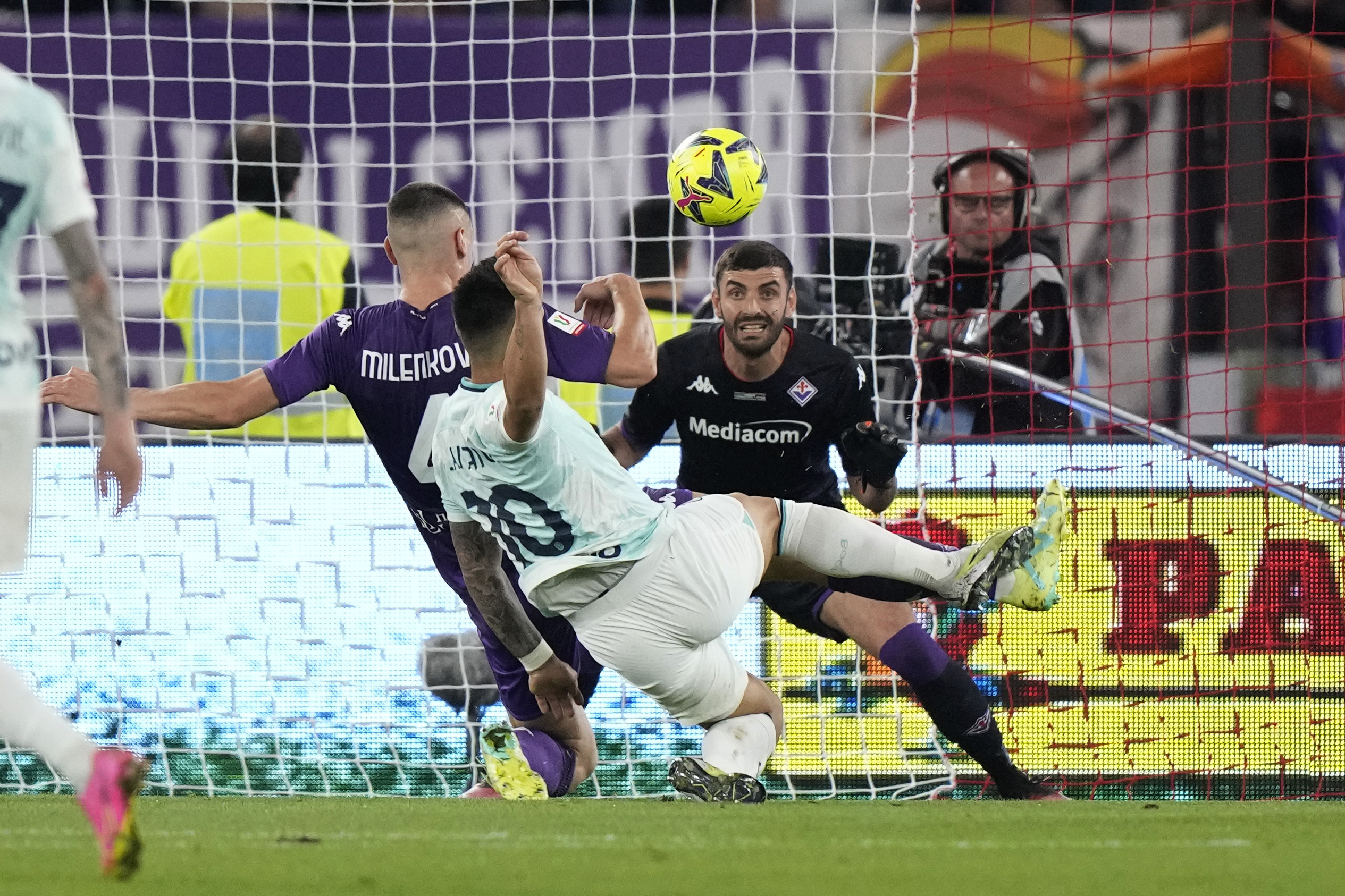 Inter Milan’s Lautaro Martinez scoring against Fiorentina