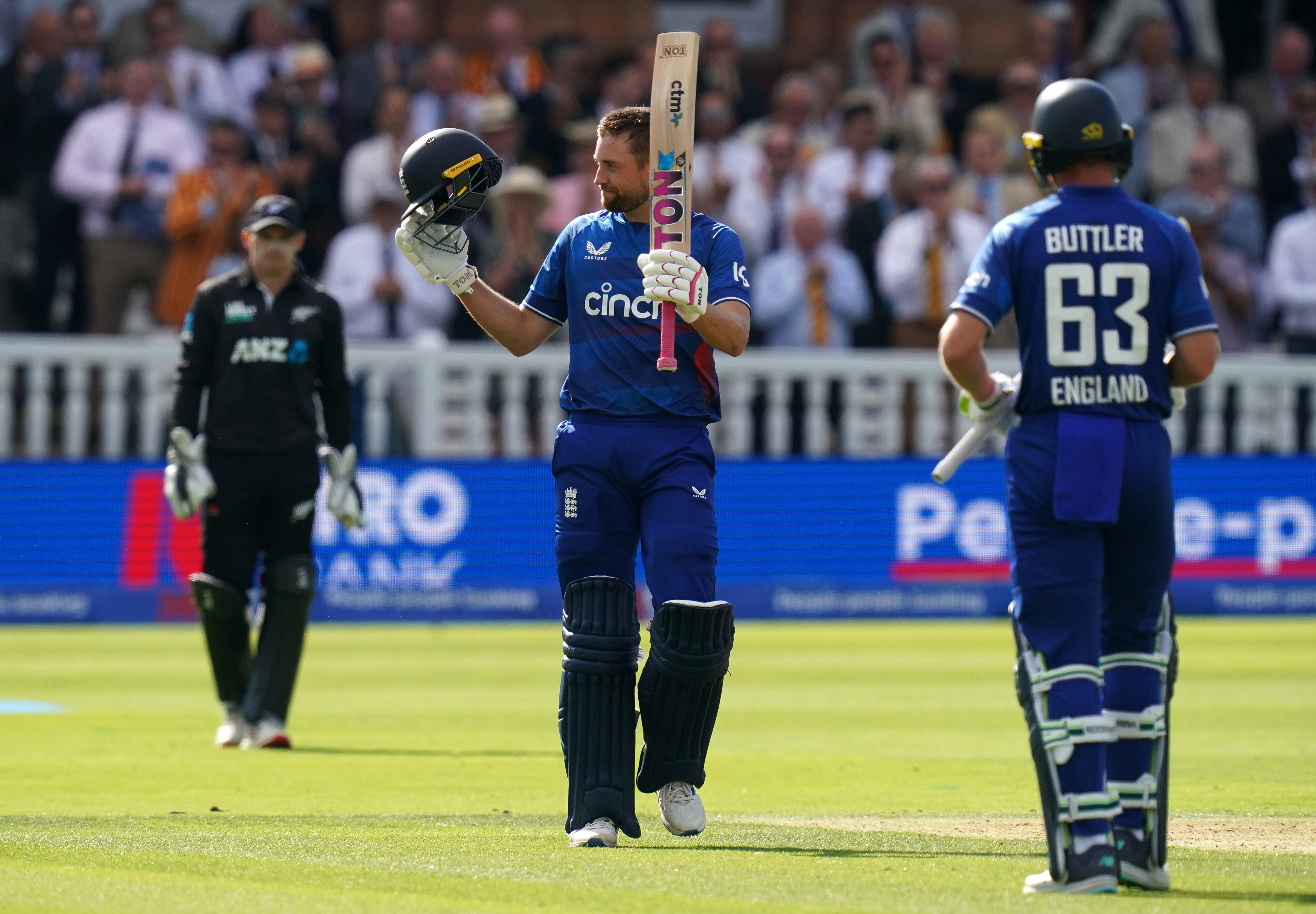 Dawid Malan celebrates reaching his century