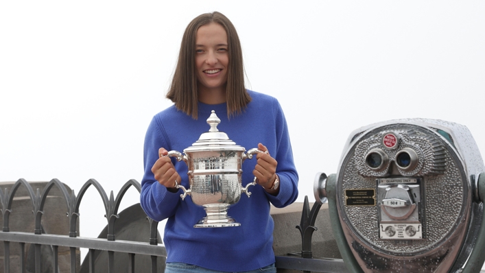 Iga Swiatek holds the US Open trophy