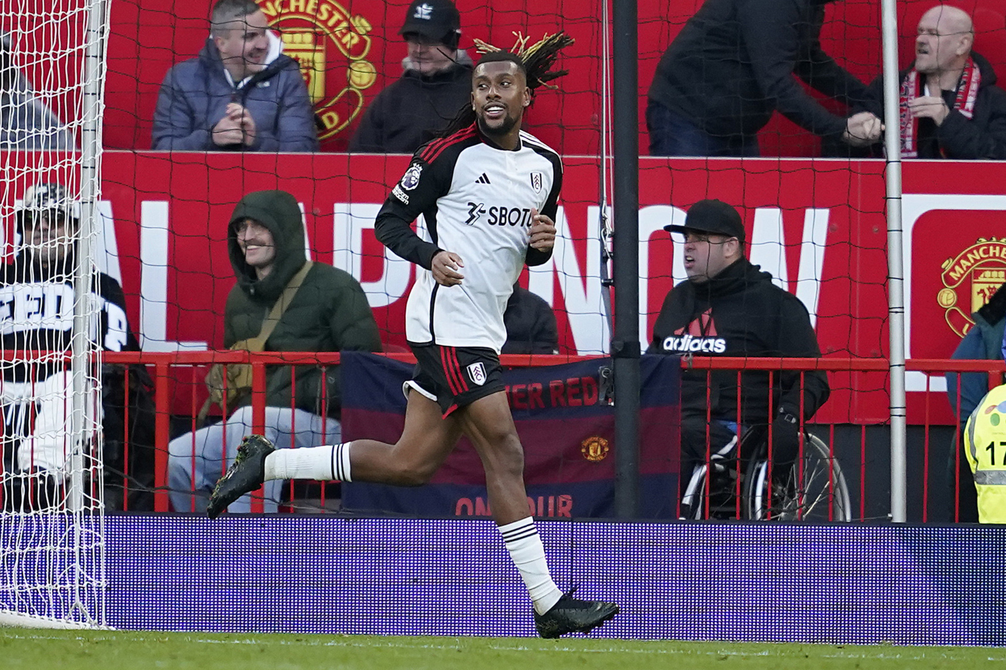 Alex Iwobi celebrates his winner against Man Utd