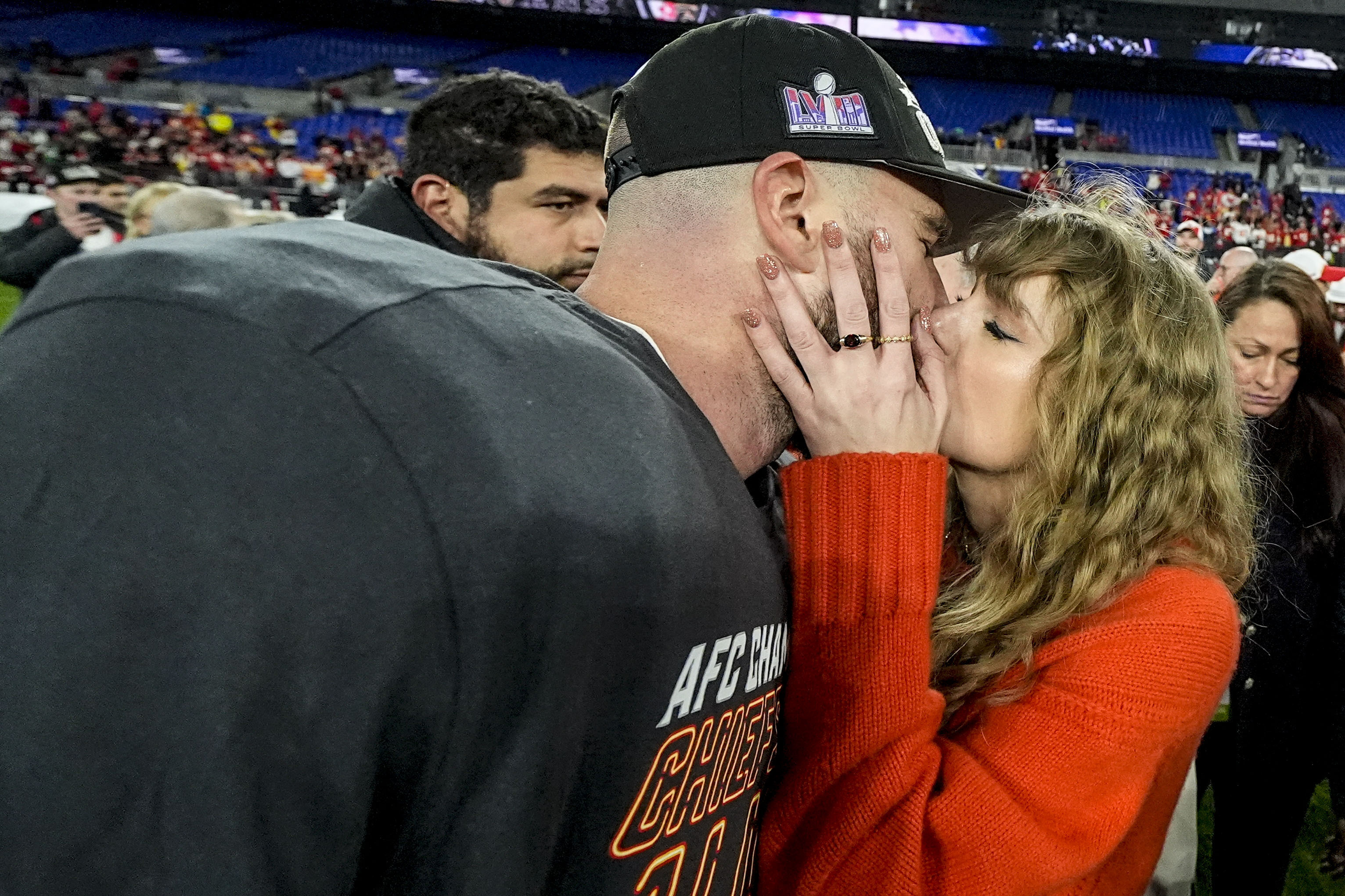 Taylor Swift kisses boyfriend Travis Kelce
